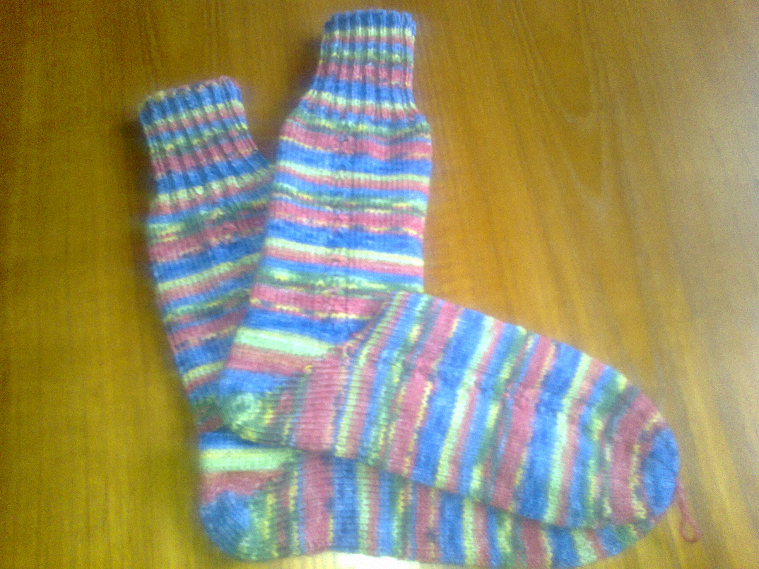 Socken handgestrickt; Regenbogenfarben