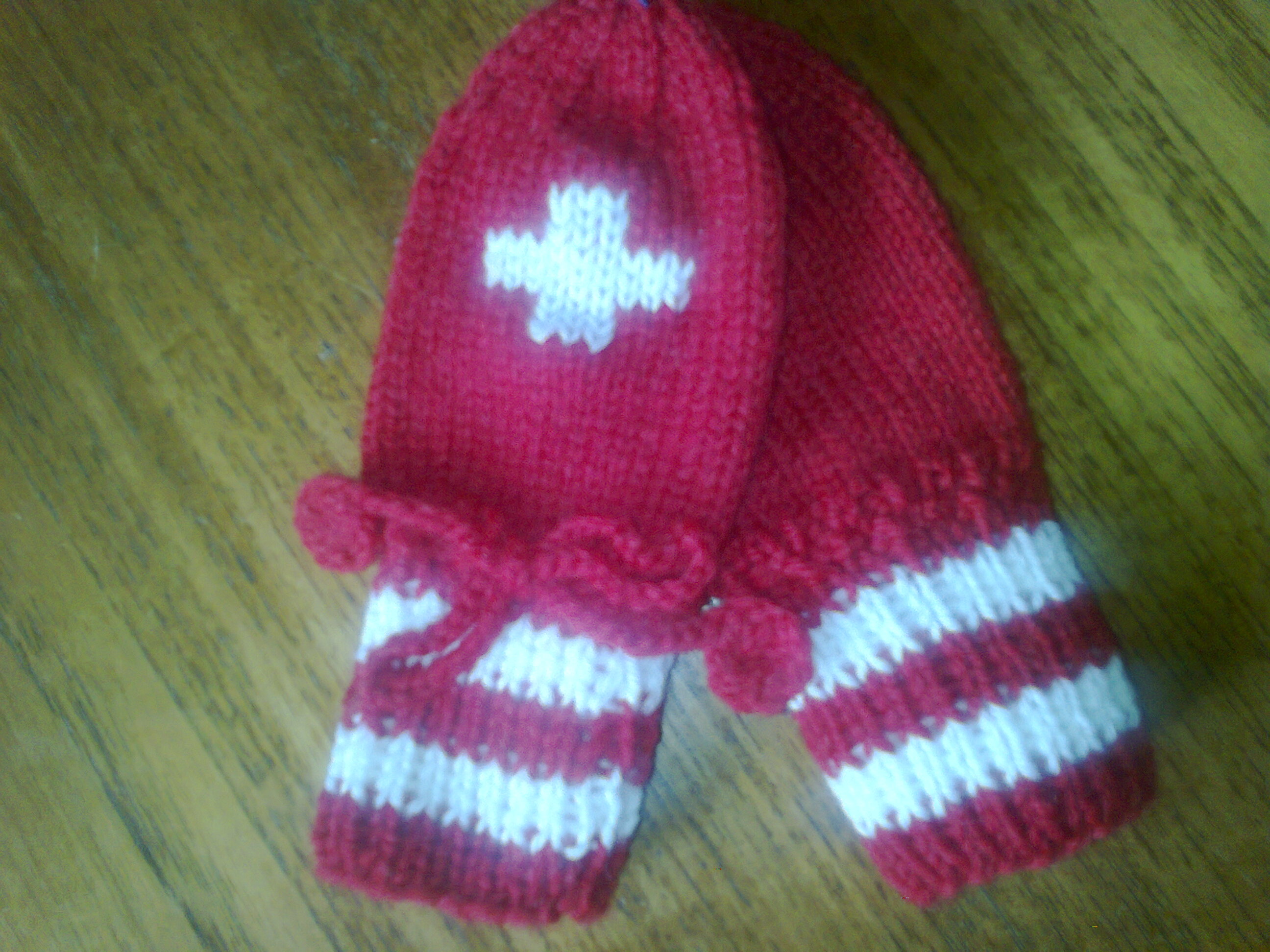 Baby Handschuhe rot mit CH Kreuz